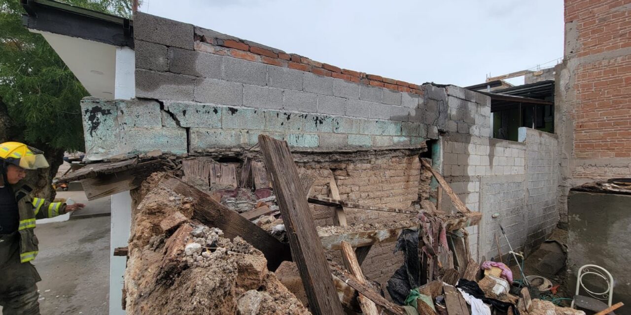 Atiende Protección Civil derrumbe en finca de adobe en la colonia Arroyo Colorado