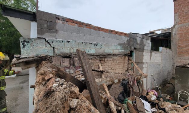 Atiende Protección Civil derrumbe en finca de adobe en la colonia Arroyo Colorado