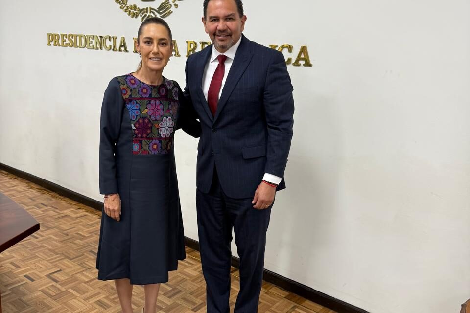 (Columna) En la mesa grande… y los demás, esperando turno