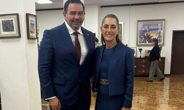 (Columna) En la mesa grande… y los demás, esperando turno