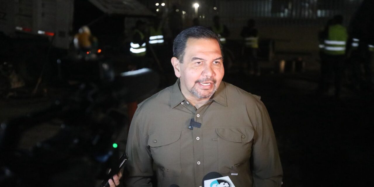 Supervisa el Presidente Pérez Cuéllar trabajos de bacheo en la calle Miguel Hidalgo