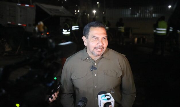 Supervisa el Presidente Pérez Cuéllar trabajos de bacheo en la calle Miguel Hidalgo