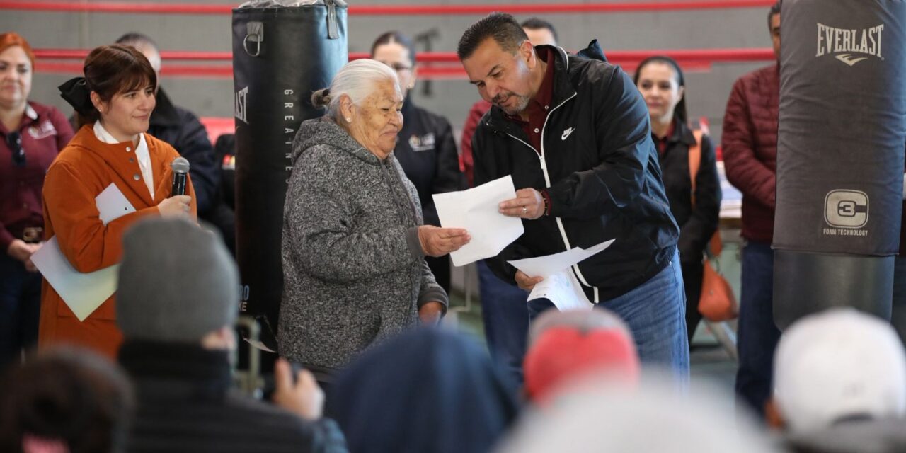 Entrega Presidente Pérez Cuéllar apoyos a familias afectadas por las lluvias
