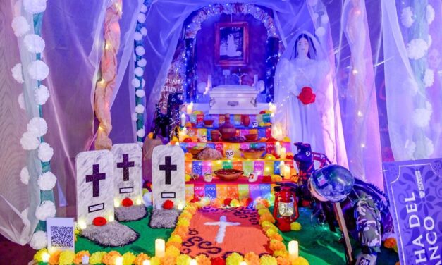 Gobierno del Estado celebra el Día de Muertos con exposición de leyendas chihuahuenses en el Parque Central