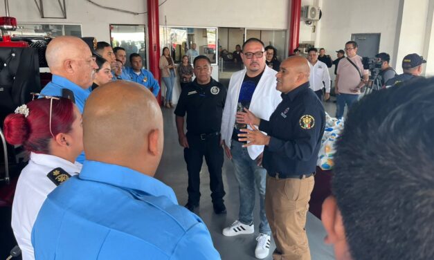 CANACO entrega despensas a Bomberos y Rescate en reconocimiento a su labor heroica