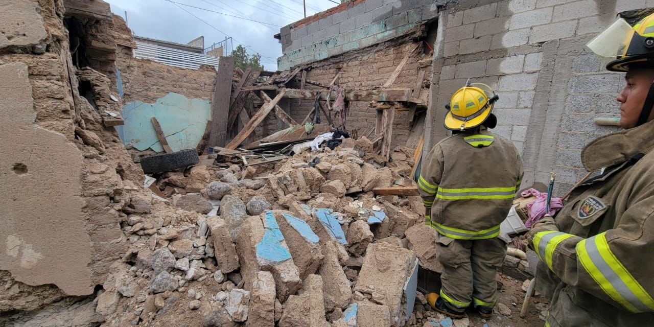 Atiende Protección Civil derrumbe en finca de adobe en la colonia Arroyo Colorado
