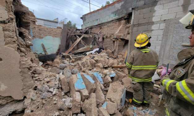 Atiende Protección Civil derrumbe en finca de adobe en la colonia Arroyo Colorado