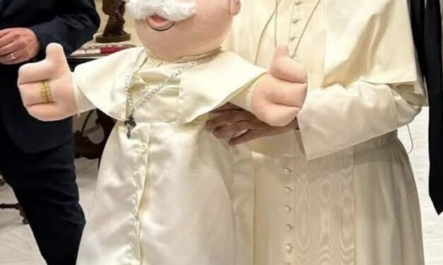 ¡El Dr. Simi llega al Vaticano! El Papa León XIV recibe al famoso peluche mexicano