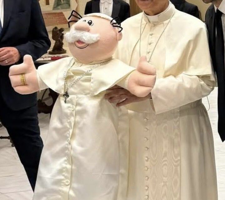 ¡El Dr. Simi llega al Vaticano! El Papa León XIV recibe al famoso peluche mexicano
