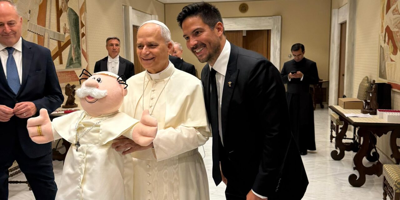 ¡El Dr. Simi llega al Vaticano! El Papa León XIV recibe al famoso peluche mexicano