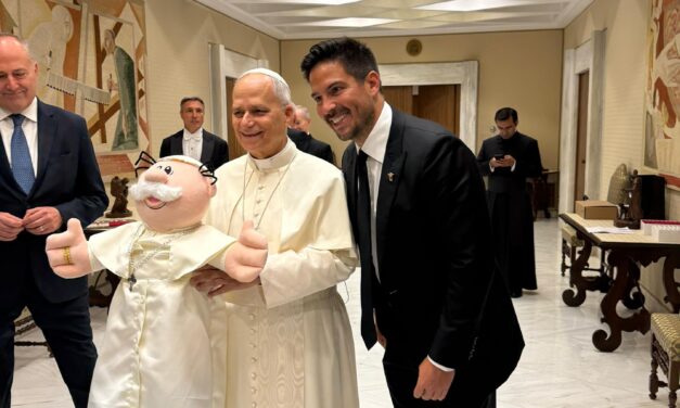 ¡El Dr. Simi llega al Vaticano! El Papa León XIV recibe al famoso peluche mexicano