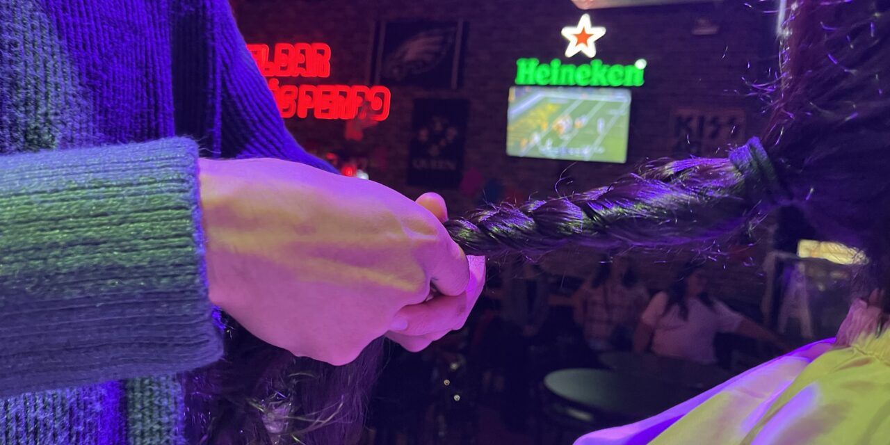 Éxito total en jornada de donación con más de 70 trenzas recabadas y música en vivo de DKE Retro Band