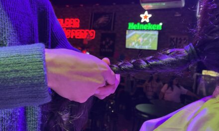 Éxito total en jornada de donación con más de 70 trenzas recabadas y música en vivo de DKE Retro Band