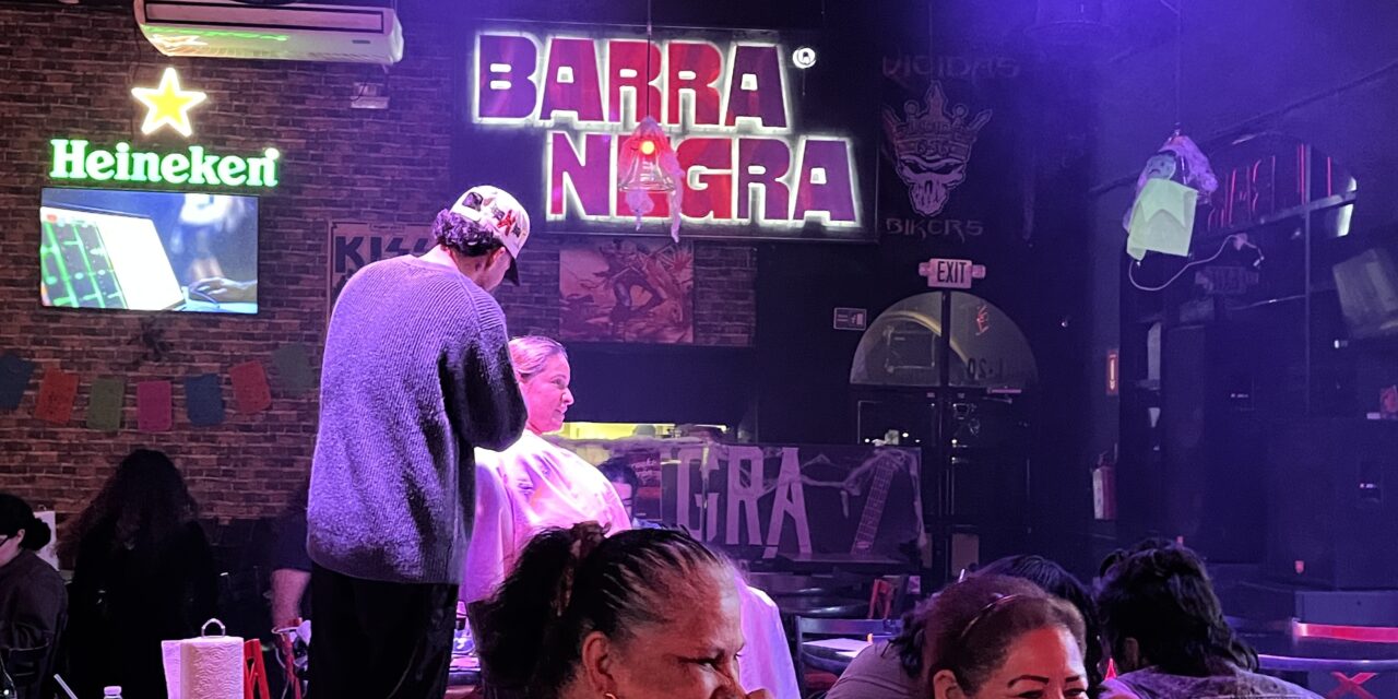 Éxito total en jornada de donación con más de 70 trenzas recabadas y música en vivo de DKE Retro Band