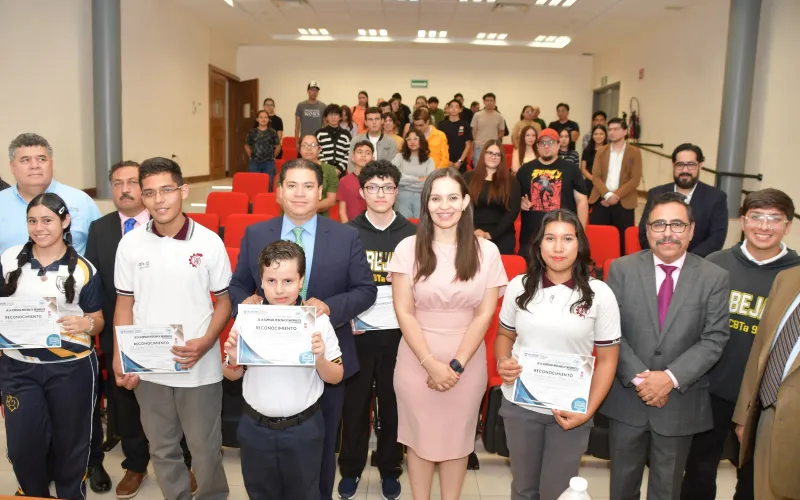 Chihuahua abanderó a estudiantes que competirán en la Olimpiada Mexicana de Informática 2025