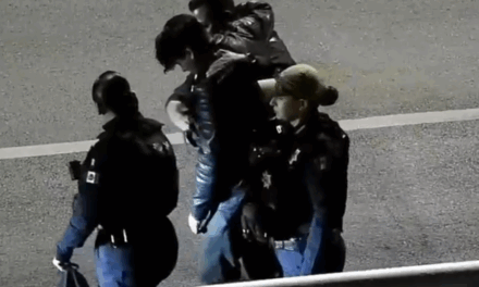 (VIDEO)Un abrazo que salvó una vida: policías y ciudadano evitan tragedia en puente de Ciudad Juárez