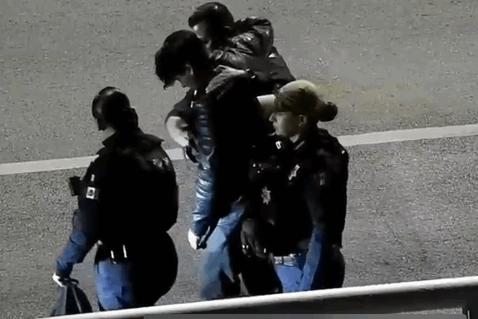 (VIDEO)Un abrazo que salvó una vida: policías y ciudadano evitan tragedia en puente de Ciudad Juárez