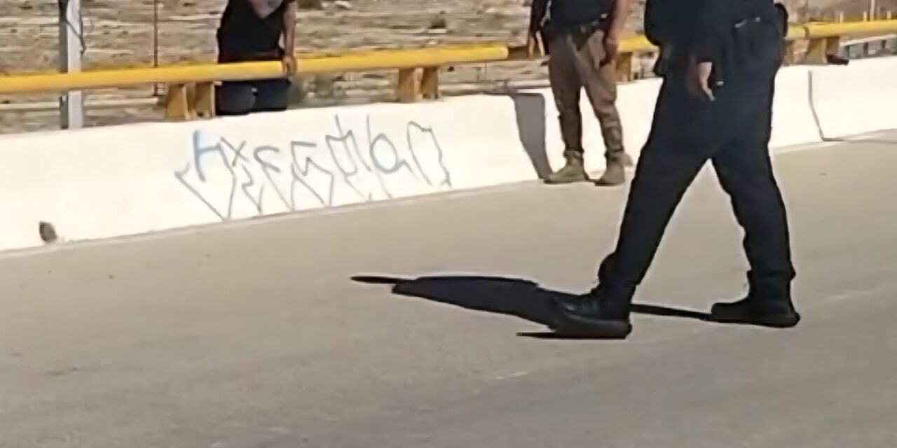¡Héroes sin capa! Policías salvan a mujer que intentaba lanzarse de un puente en Juárez