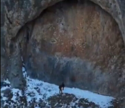 “La puerta de las montañas”: el misterioso hallazgo en Kazajistán que intriga al mundo
