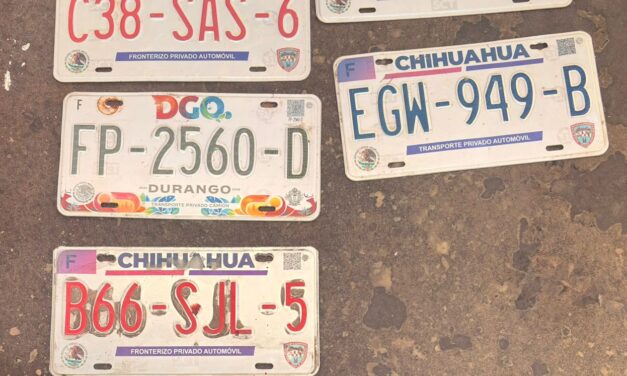 Protección Civil recupera placas arrastradas por la lluvia y las resguarda en la Estación de Bomberos No. 1