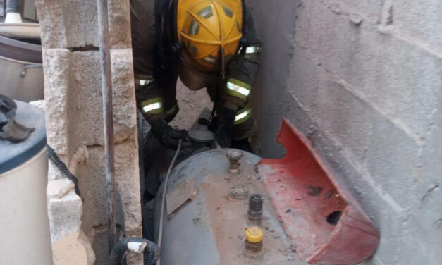 Flamazo en tanque de gas moviliza a Bomberos en Paseos del Alba