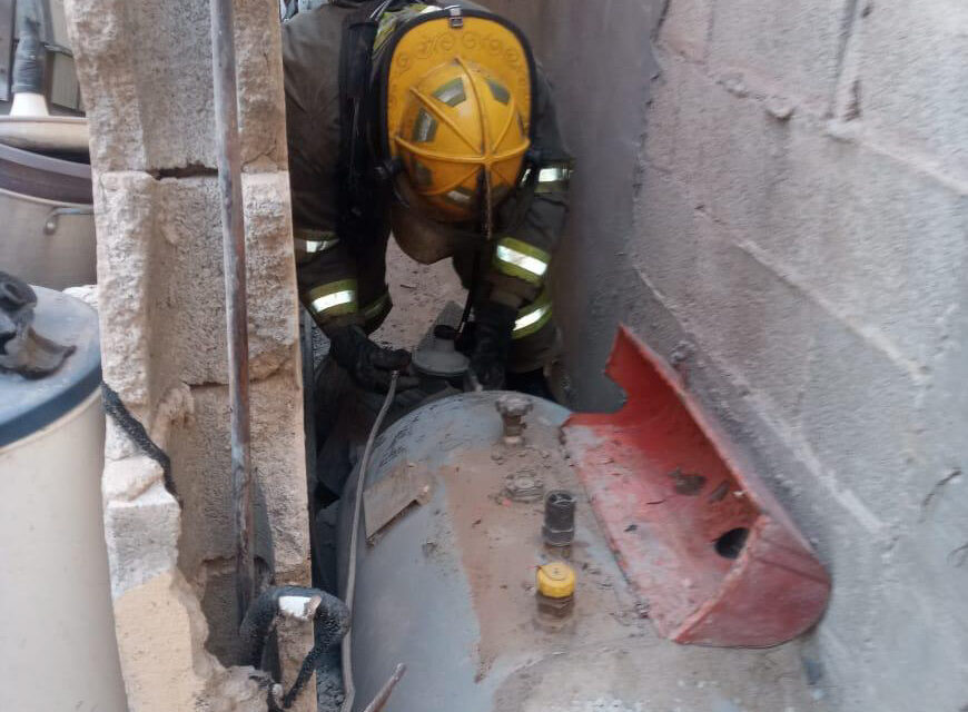 Flamazo en tanque de gas moviliza a Bomberos en Paseos del Alba