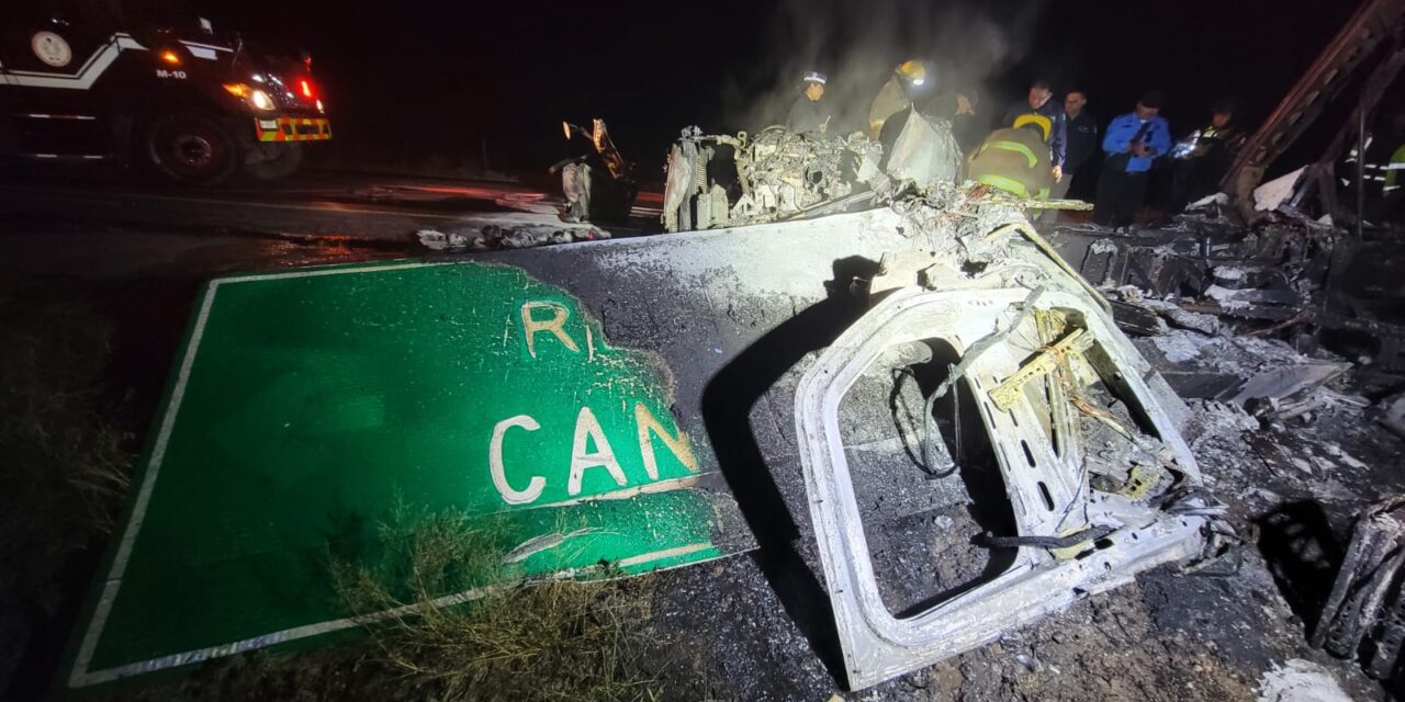 Tragedia en la carretera: se incendia tractocamión rumbo a Juárez y muere el conductor