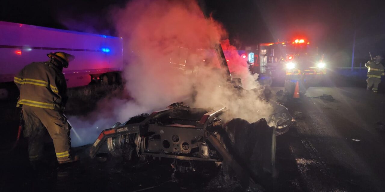Tragedia en la carretera: se incendia tractocamión rumbo a Juárez y muere el conductor