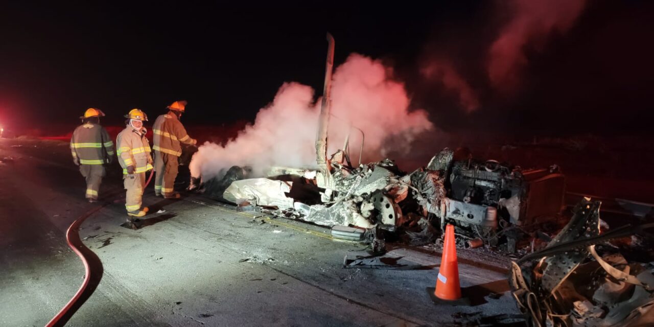 Tragedia en la carretera: se incendia tractocamión rumbo a Juárez y muere el conductor