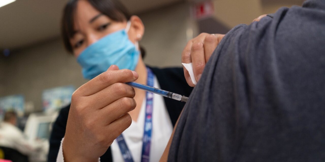 Inicia Gobierno del Estado vacunación contra influenza y COVID-19 al personal de salud en Ciudad Juárez