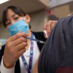 Inicia Gobierno del Estado vacunación contra influenza y COVID-19 al personal de salud en Ciudad Juárez