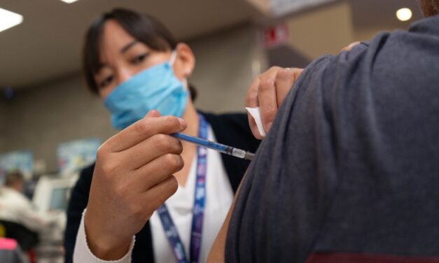 Inicia Gobierno del Estado vacunación contra influenza y COVID-19 al personal de salud en Ciudad Juárez