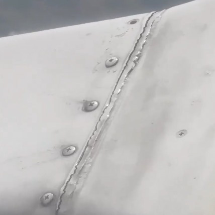 Pasajero graba tornillos sueltos en pleno vuelo de Lion Air