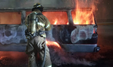 Atiende Protección Civil incendio vehicular en Parajes del Sol