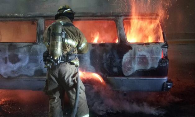 Atiende Protección Civil incendio vehicular en Parajes del Sol