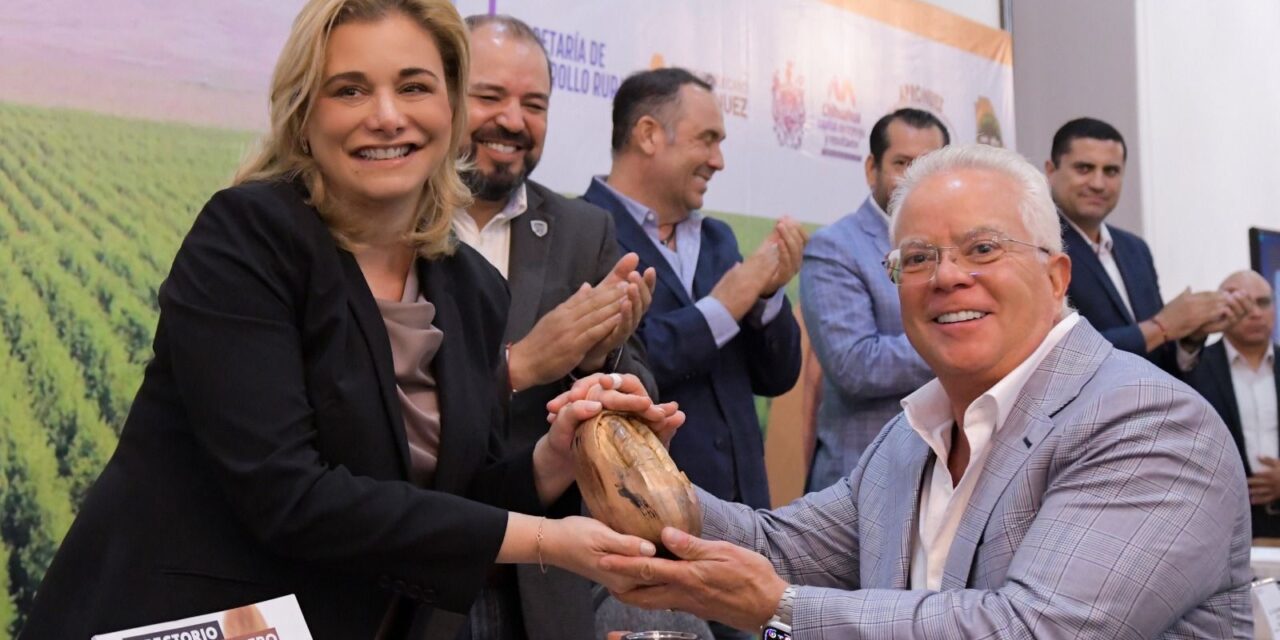 Maru Campos recibe reconocimiento a la excelencia y al mérito nogalero en nombre de Víctor Cruz Russek