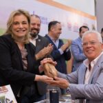 Maru Campos recibe reconocimiento a la excelencia y al mérito nogalero en nombre de Víctor Cruz Russek