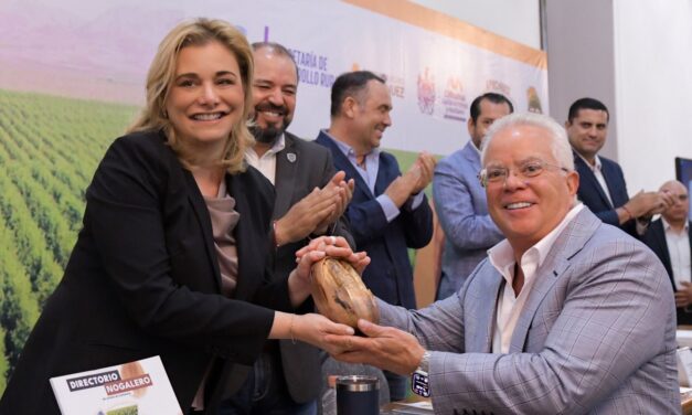Maru Campos recibe reconocimiento a la excelencia y al mérito nogalero en nombre de Víctor Cruz Russek