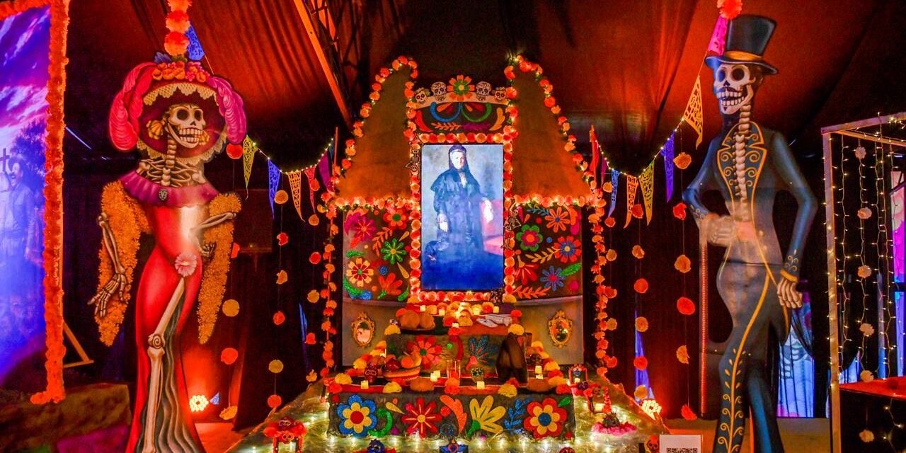 Gobierno del Estado celebra el Día de Muertos con exposición de leyendas chihuahuenses en el Parque Central