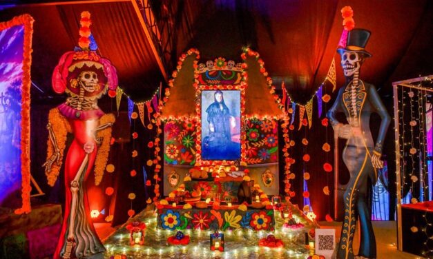 Gobierno del Estado celebra el Día de Muertos con exposición de leyendas chihuahuenses en el Parque Central
