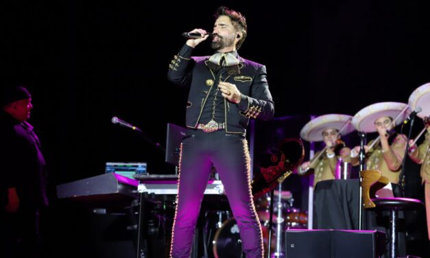 Una noche para recordar: la UACJ celebra su 52 aniversario con el concierto de Alejandro Fernández