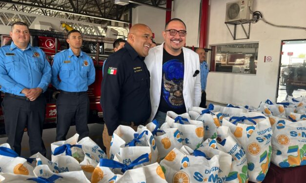 CANACO entrega despensas a Bomberos y Rescate en reconocimiento a su labor heroica