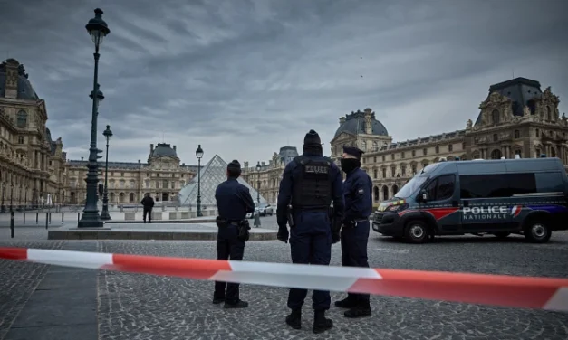 “Robo de película en el Louvre: ladrones se llevan joyas napoleónicas valuadas en más de 100 millones de dólares”