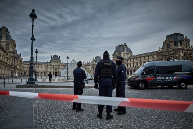 “Robo de película en el Louvre: ladrones se llevan joyas napoleónicas valuadas en más de 100 millones de dólares”