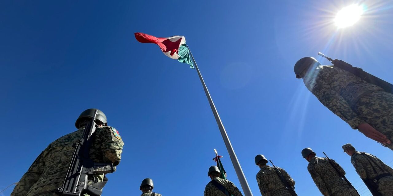 Entre historia, esperanza y juventud: Juárez izó su bandera para celebrar noviembre