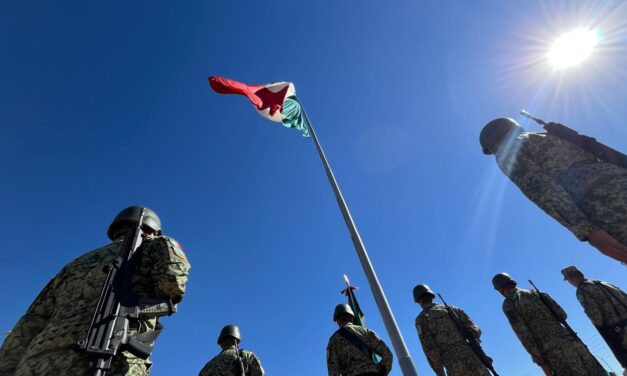 Entre historia, esperanza y juventud: Juárez izó su bandera para celebrar noviembre