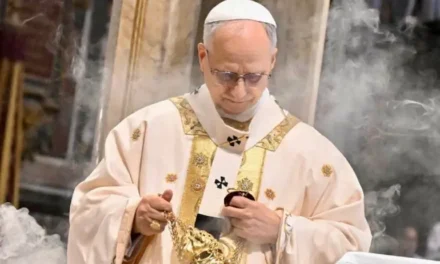 El Papa León XIV acusa trato “extremadamente irrespetuoso” hacia migrantes en EU y pide a Trump políticas más humanas