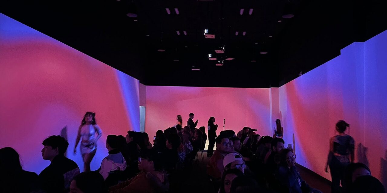 Juventud Juárez presenta show inmersivo que fusiona moda, arte visual y música electrónica