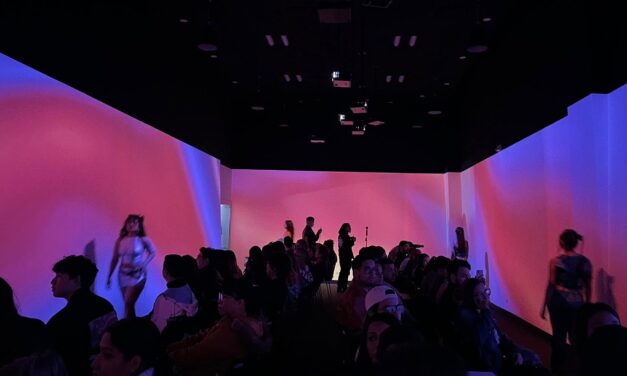 Juventud Juárez presenta show inmersivo que fusiona moda, arte visual y música electrónica