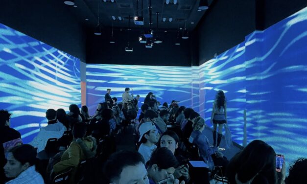 Juventud Juárez presenta show inmersivo que fusiona moda, arte visual y música electrónica